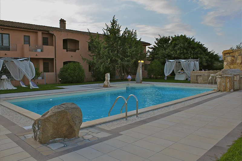 PiscineSpa - Piscina skimmer a forma rettangolare con scala laterale esterna