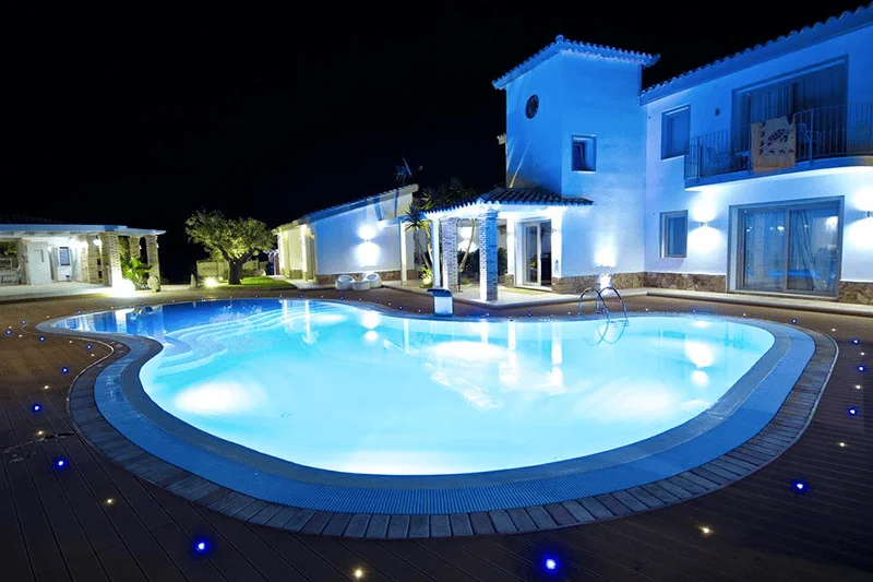 PiscineSpa - Piscina a sfioro forma libera - illuminata a led cromoterapia