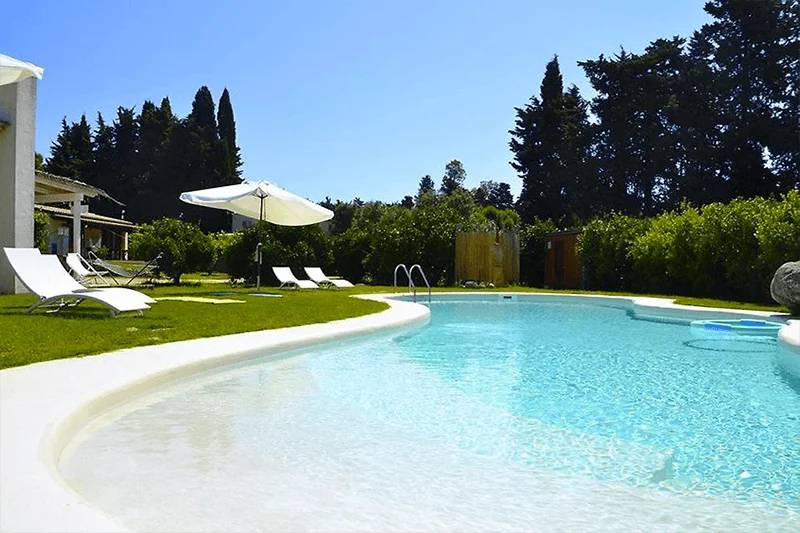 PiscineSpa - Piscina skimmer a forma libera con spiaggia