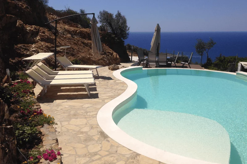 PiscineSpa - Piscina parzialmente a sfioro con isolotto a forma libera