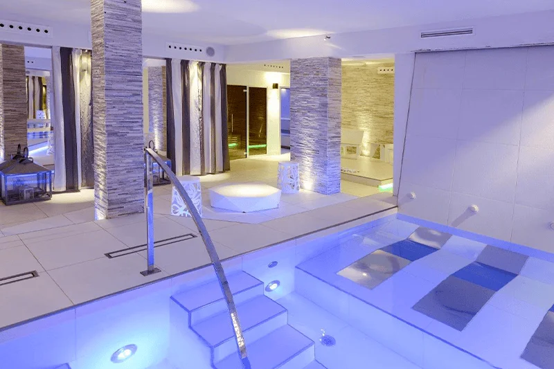 Piscine Spa - Centro Benessere Con Lettini Idromassaggio