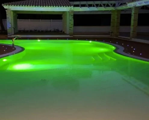 PiscineSpa - Piscina A Sfioro A Forma Libera Con Zona Spiaggia